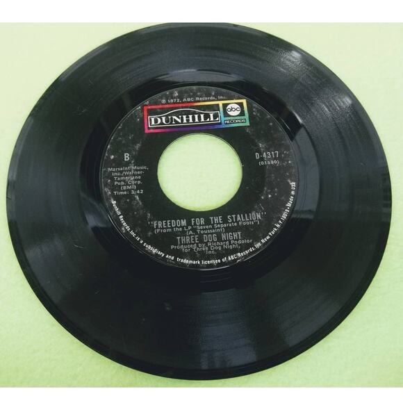 Three Dog Night - Black & White / Freedom For The Stallion 45rpm Vinyl Record 7" - Picture 5 of 7